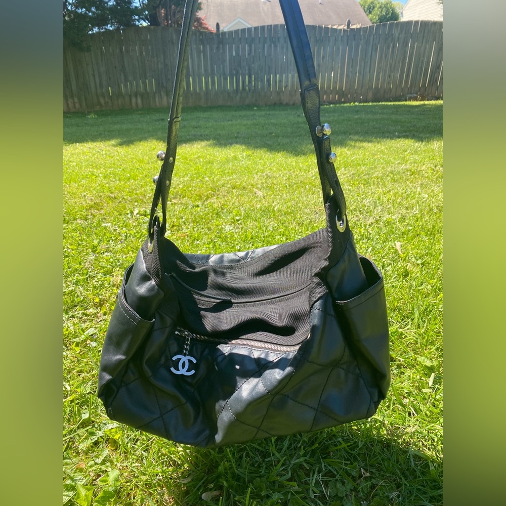 Black Chanel tote - Picture 3 of 16